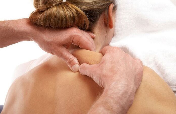 Masaje para tratar el dolor de cuello.